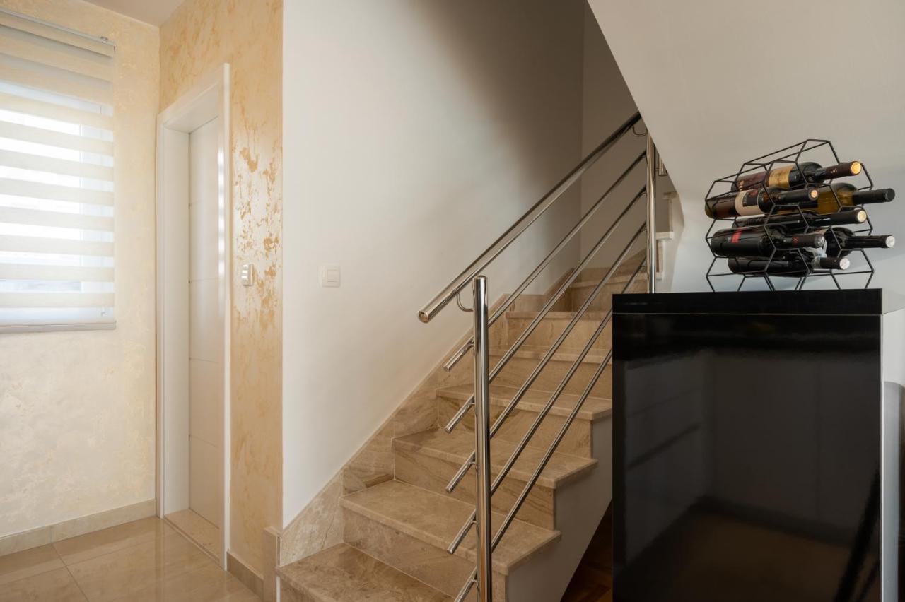 Apartment Tikvarin, Kastel Kambelovac Kaštela Eksteriør bilde